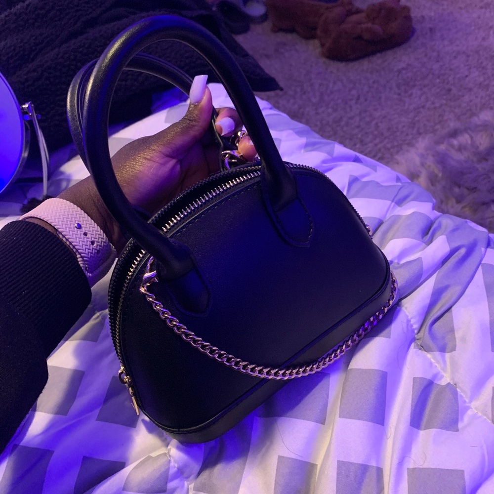 Cute black purse. worn a few times but good confident/looks brand new. stylish